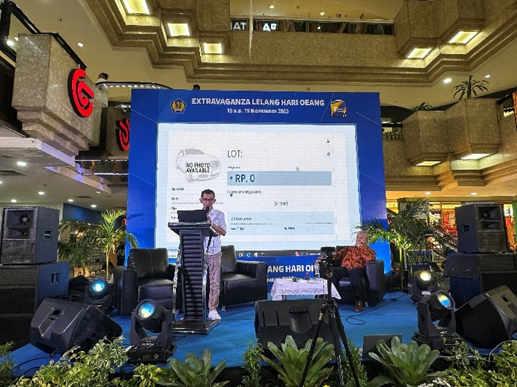 Memperingati Hari Oeang 2023, AUKSI melakukan Lelang Mobil Bekas di Extravaganza Lelang